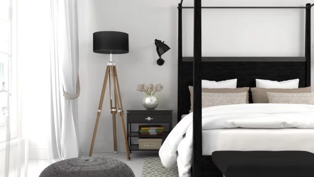 immobilie441096-wohnbereich-mit-sessel-neben-beistelltisch-an-der-wand-g